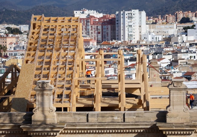 Detalle de la estructura de madera realizada con vigas traídas desde el País Vasco.