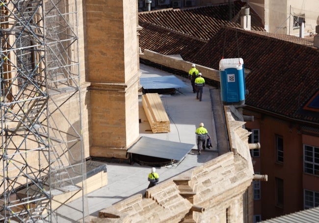 Trabajos en las cubiertas intermedias, sobre las capillas del templo.