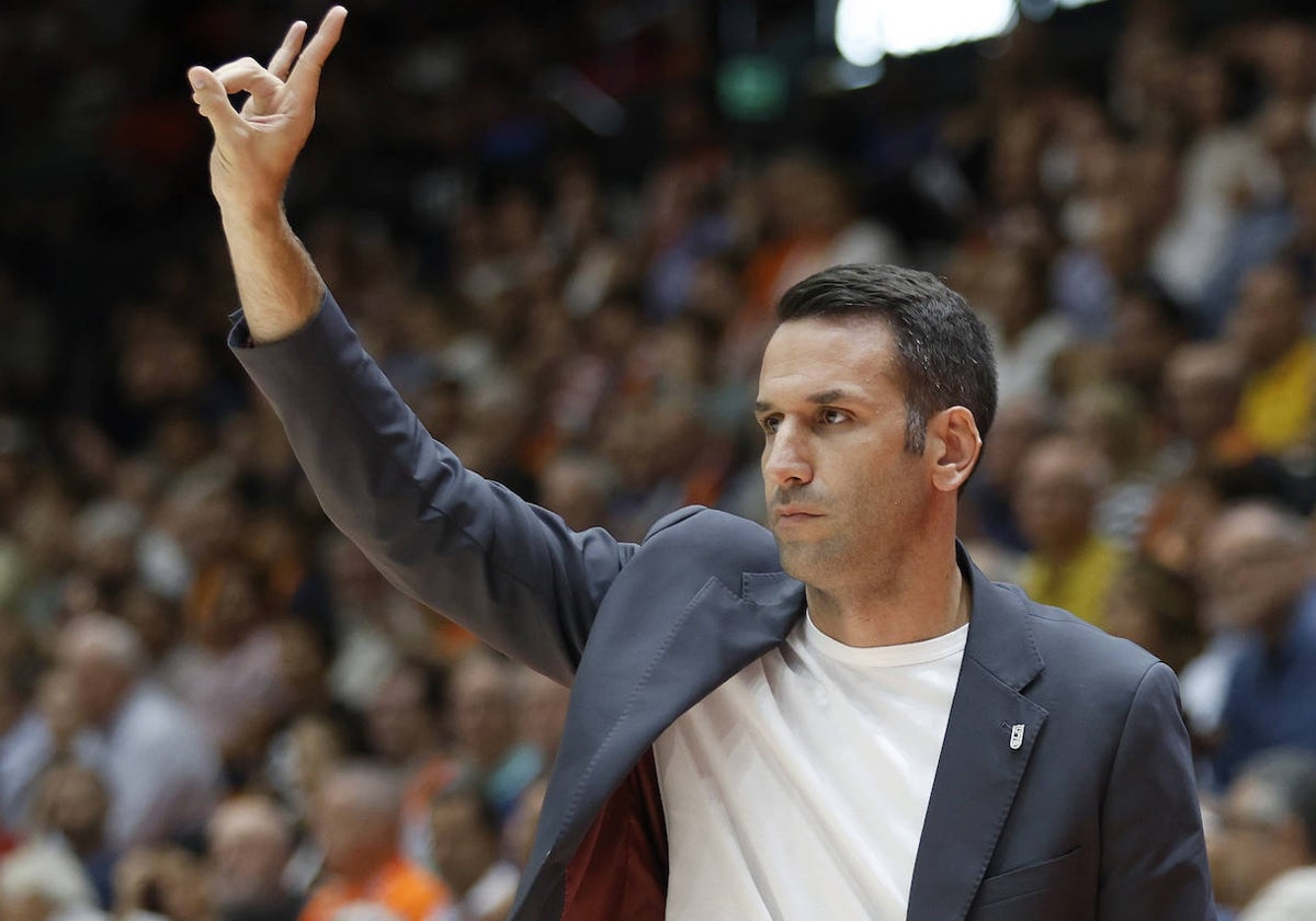 Dani Miret, el entrenador del Joventut, marca una jugada.