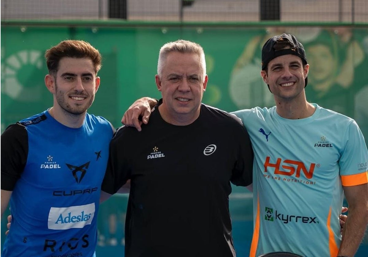 Momo González y Jon Sanz junto a su entrenador, Gabi Reca.