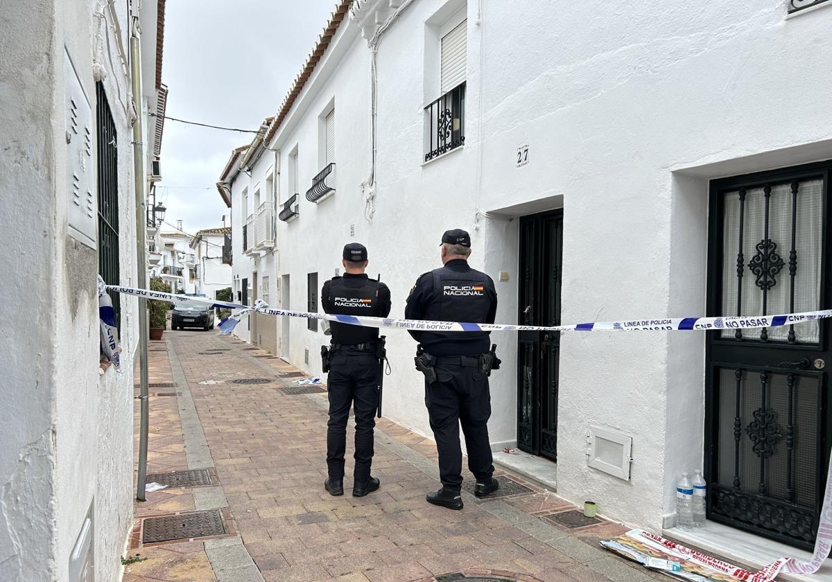 Agentes, junto al portal de la vivienda