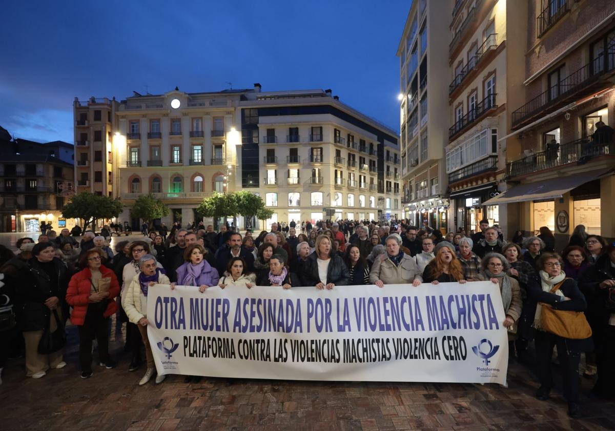 La concentración en repulsa del asesinato machista de Lina, en la plaza de la Constitución, este martes.