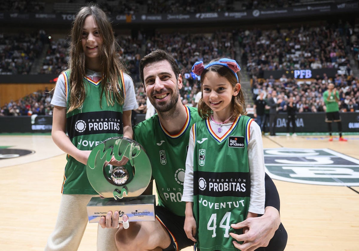 Tomic posa con sus hijas al recibir el premio de MVP del mes en la Liga ACB.