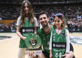 Tomic posa con sus hijas al recibir el premio de MVP del mes en la Liga ACB.