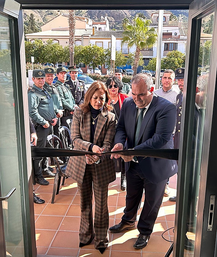 Imagen secundaria 2 - La nueva Jefatura de la Policía Local de Pizarra abre sus puertas con una docena de agentes