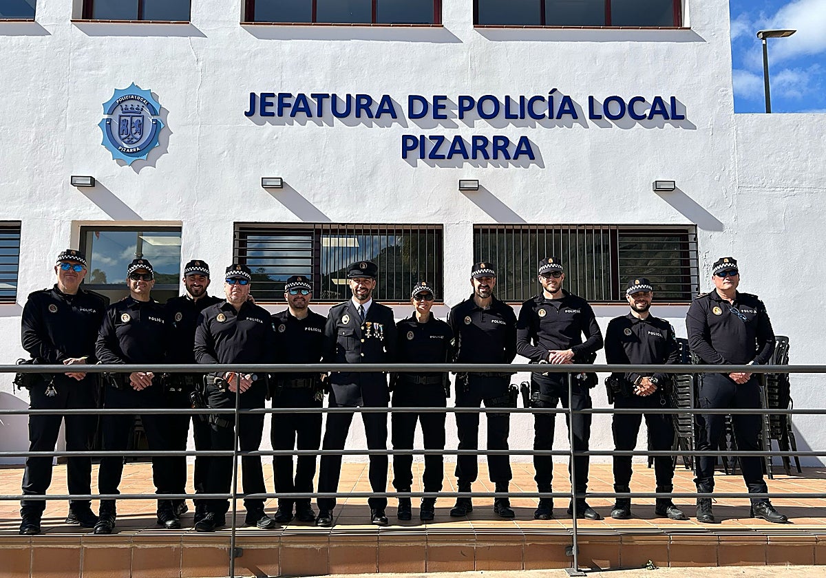 El cuerpo oficial de la Policía Local de Pizarra en la presentación.