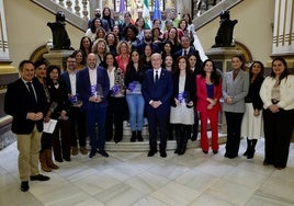 Empresas premiadas y representantes institucionales, al terminar la entrega de premios en el Ayuntamiento.