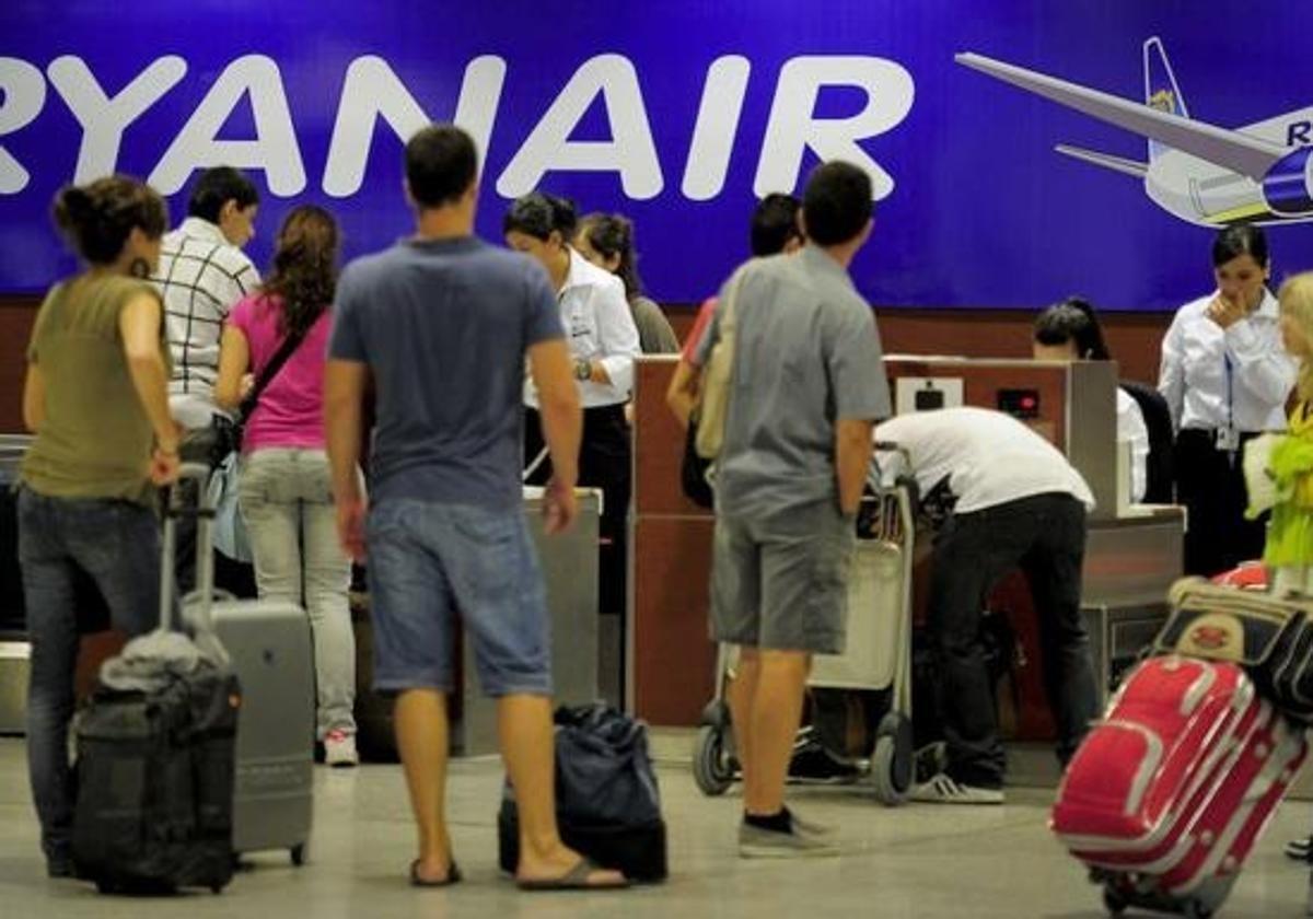 Andalucía sancionará a Ryanair por el cobro «abusivo» del equipaje de mano, según FACUA