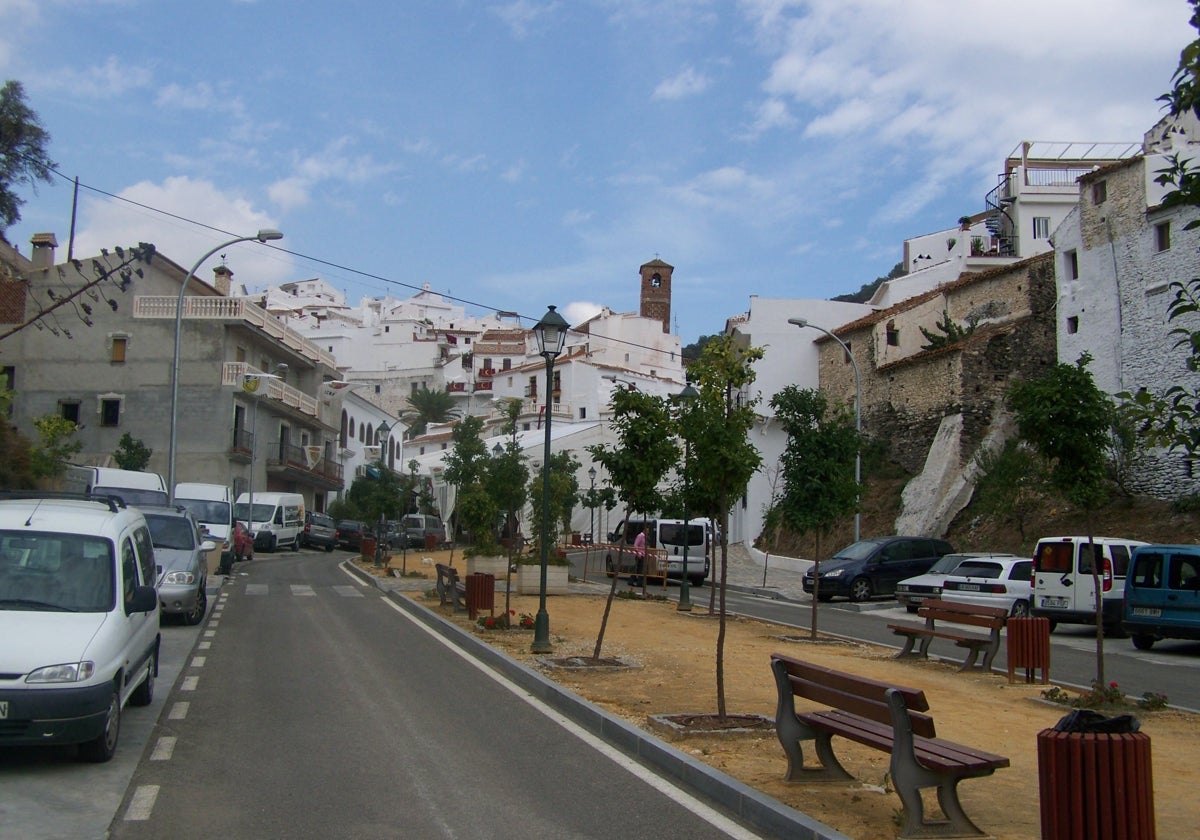 Imagen del casco urbano de Salares, con su alminar al fondo.