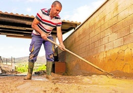 Un agricultor intenta paliar los efectos de las inundaciones en su finca.