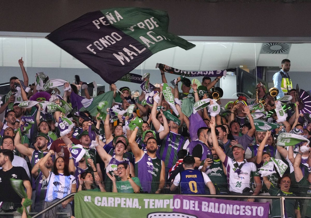 Aficionados del Unicaja animan a su equipo en la grada del Gran Canaria Arena.