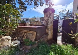 Escombro y maleza, acumulados a la entrada de la Casa de María Barrabino.