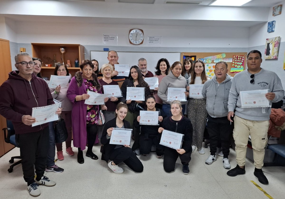 Los participantes en el curso, con sus diplomas.