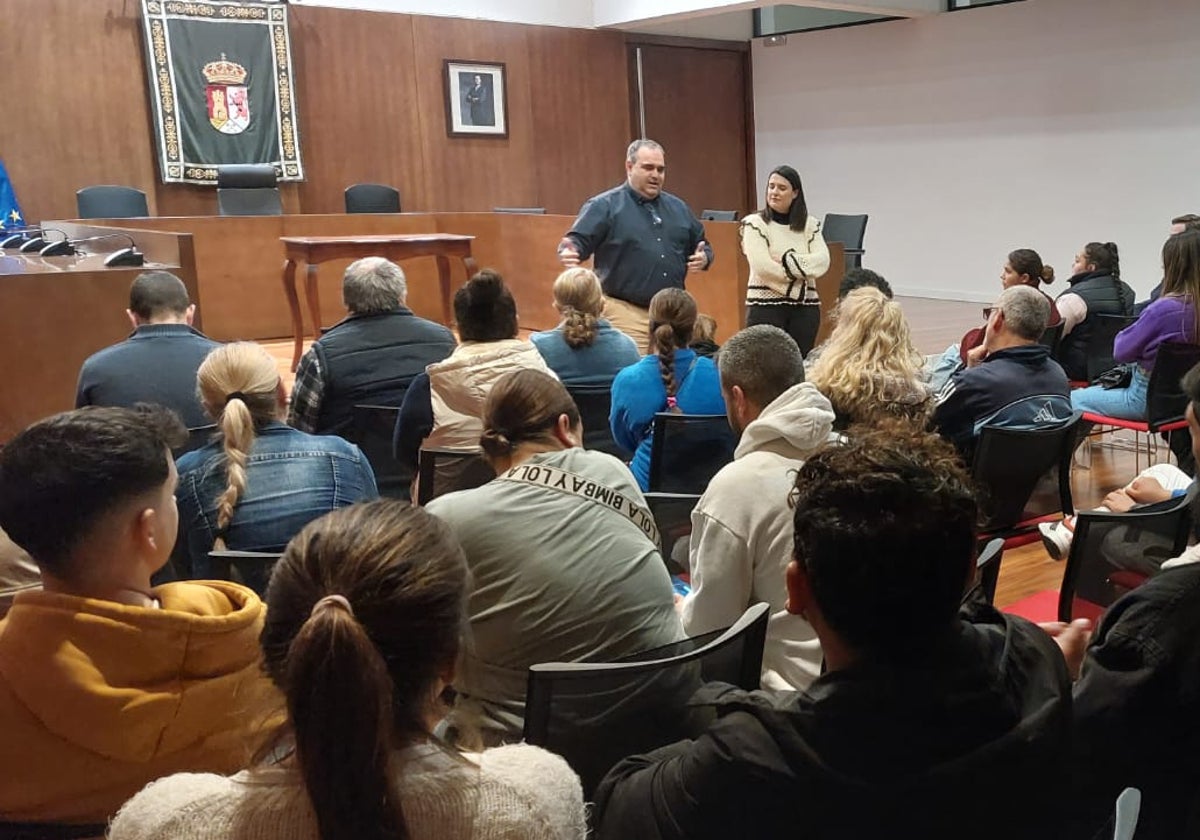 Félix Lozano durante la entrega de un total de 30 viviendas en la barriada de Zalea.