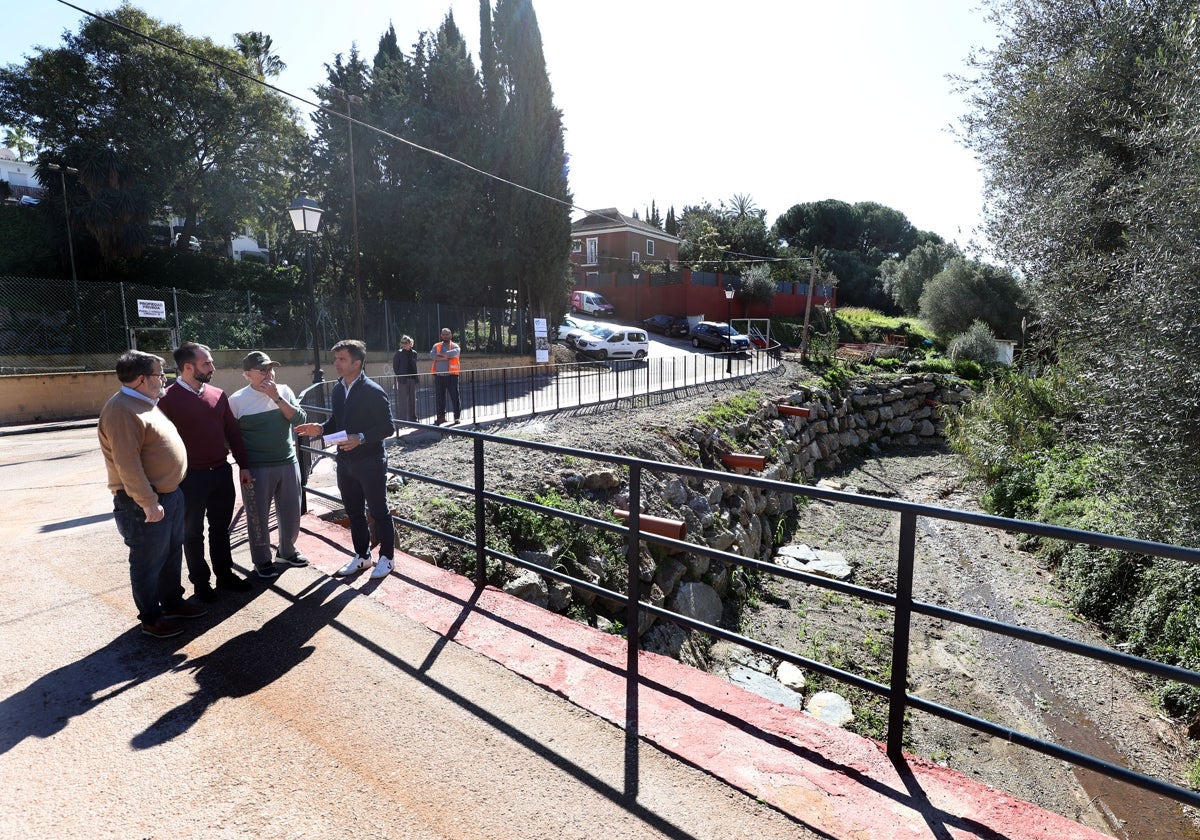 El concejal de Obras, Diego López, en calle Zinias donde se hanllevado a cabo los trabajos.