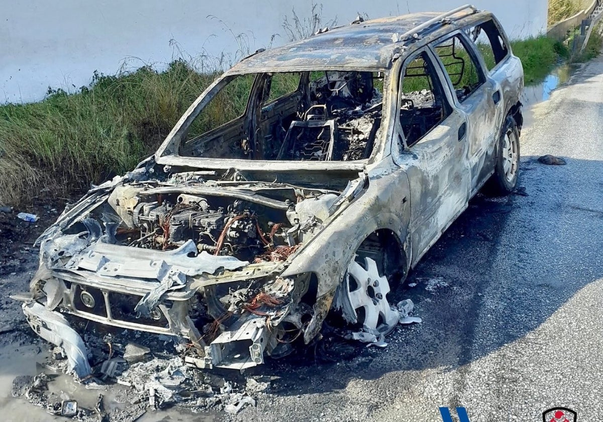 Imagen del vehículo incendiado este jueves en Frigiliana.