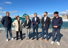 El portavoz socialista, Dani Pérez, con los concejales del grupo municipal, en el Puerto de Málaga.