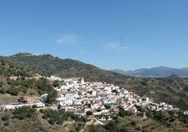 Unión. Cútar, en primer plano, y Comares, capital de la Taha, al fondo, sobre un elevado cerro.