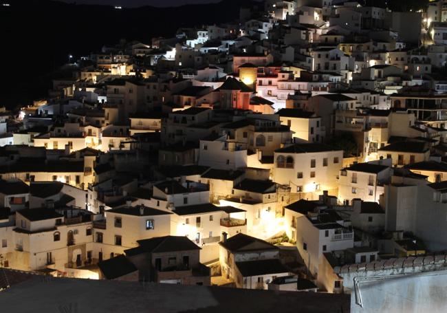 Encanto. Postal nocturna del casco antiguo de Almáchar, en torno a la iglesia de San Mateo