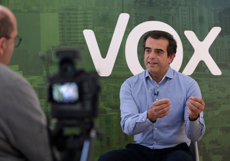 Un momento de la entrevista con el líder provincial de Vox.