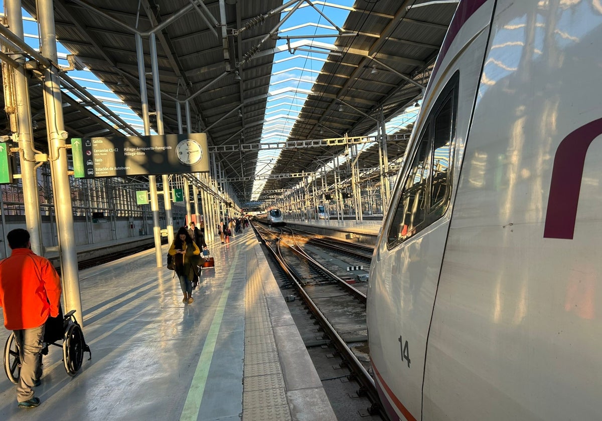 Distancia desde un tren estacionado hasta el vestíbulo, en una imagen captada por un viajero.