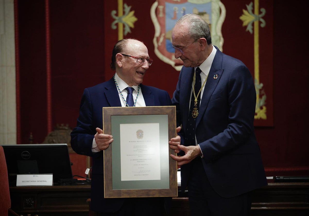 Fosforito recibe la Medalla de la Ciudad de Málaga y el nombramiento de Hijo Adoptivo de la mano del alcalde, Francisco de la Torre.