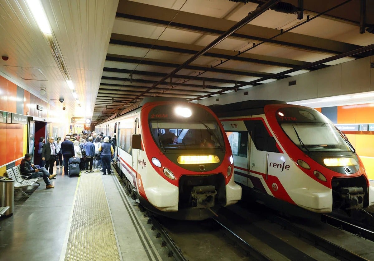 Viajeros suben a un tren de Cercanías en la estación María Zambrano de Málaga.