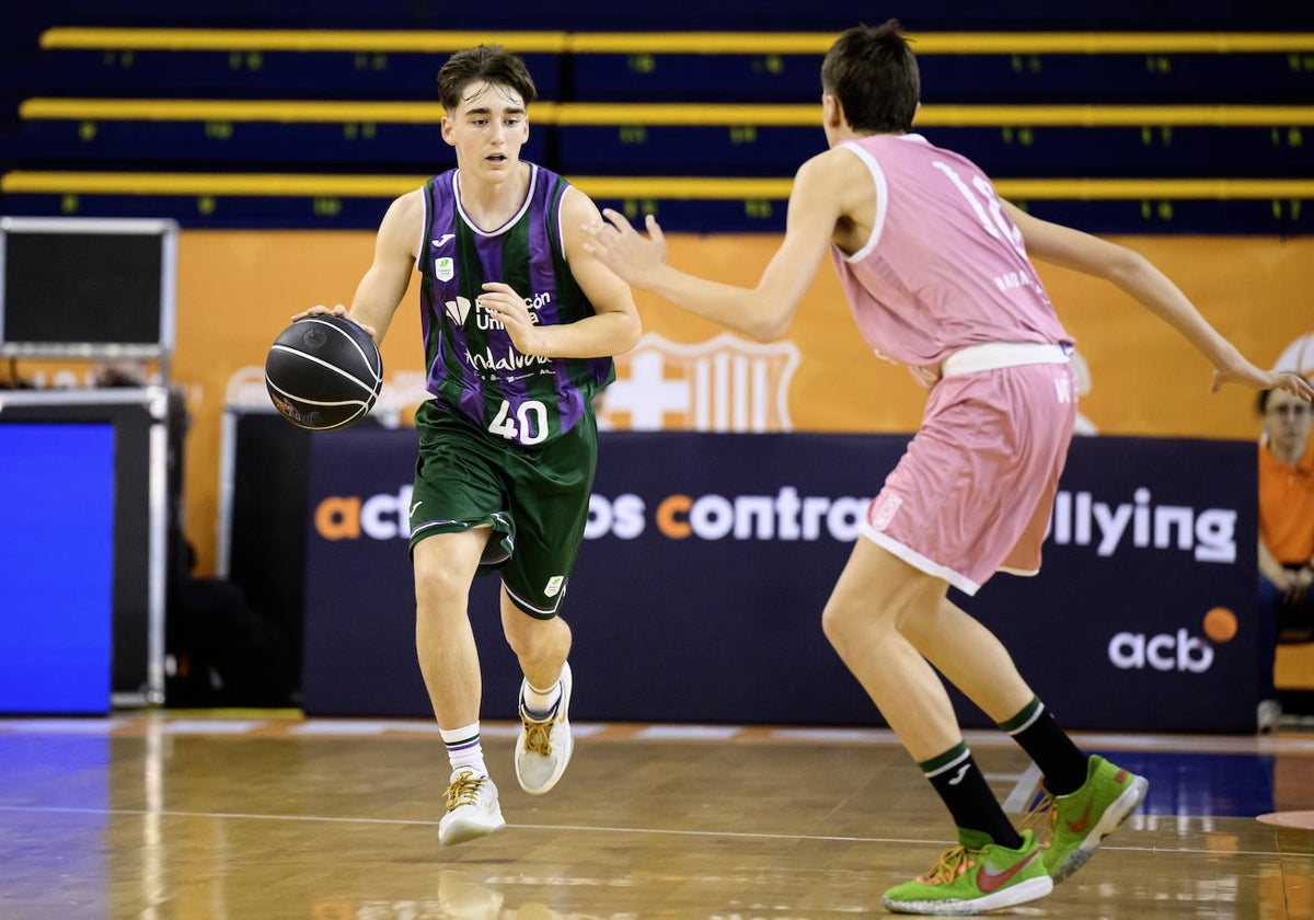 Hugo Ruiz sube el balón durante el partido contra el Joventut.