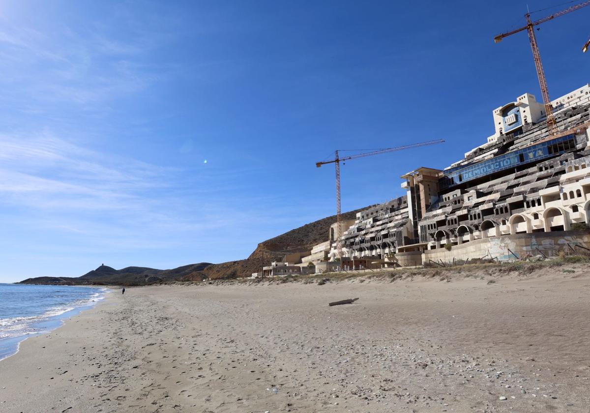 El hotel, de 21 plantas y 411 habitaciones ha cambiado por completo la imagen de una playa virgen en el litoral levantino de la provincia de Almería.