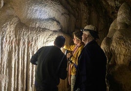 Los especialistas de la Fundación Bradshaw, en el interior de la gruta nerjeña.