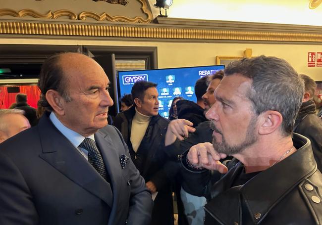 Antonio Banderas charla con Félix Revuelta tras el estreno de Gypsy en el Teatro Apolo de Madrid