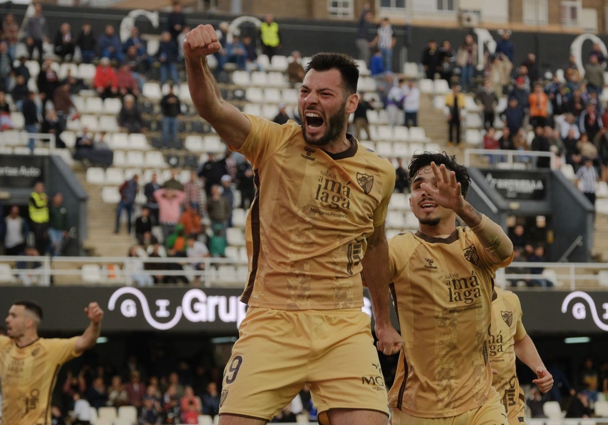 Baturina celebra el golazo marcado en el último minuto para el triunfo del Málaga.