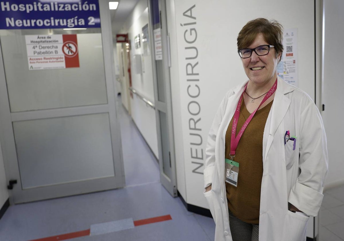 Bernarda Márquez, en el acceso a los quirófanos de neurocirugía del Hospital Regional de Málaga.