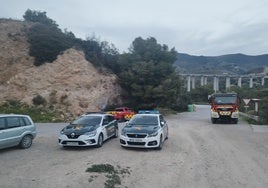 Vehículos de la Guardia Civil y de los Bomberos del Consorcio Provincial, en la zona del rescate.