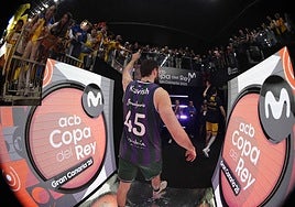 Kravish saluda a los aficionados al final del partido.