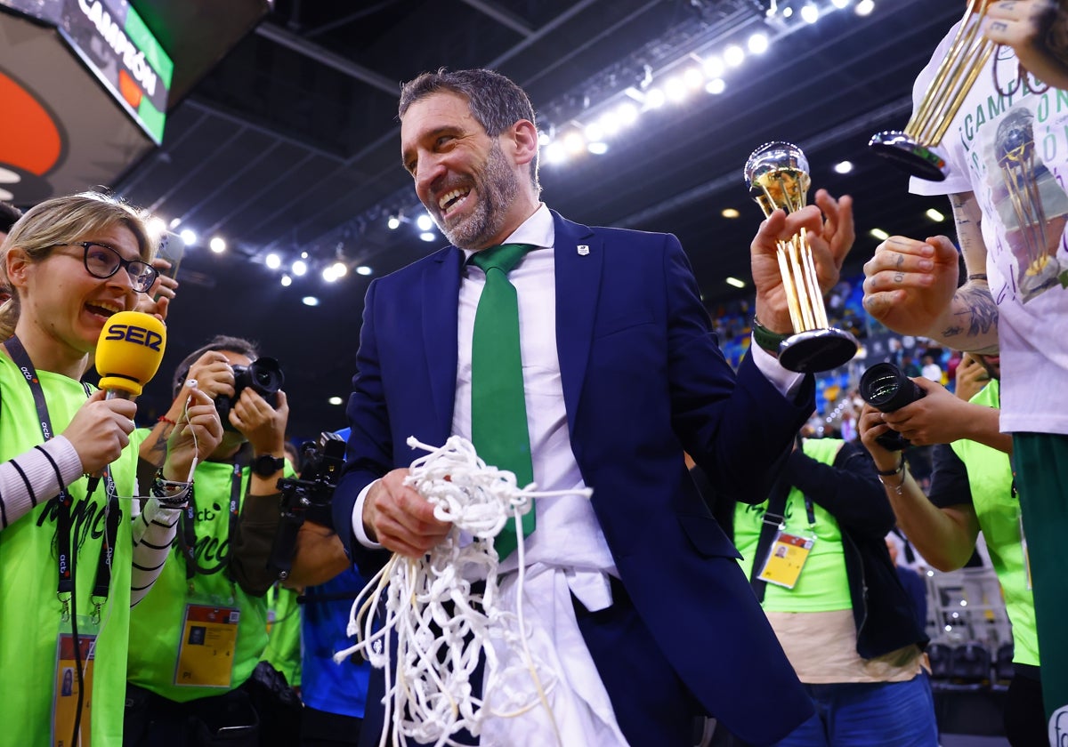 Ibon Navarro, pletórico tras conquistar su segunda Copa del Rey como entrenador del Unicaja.