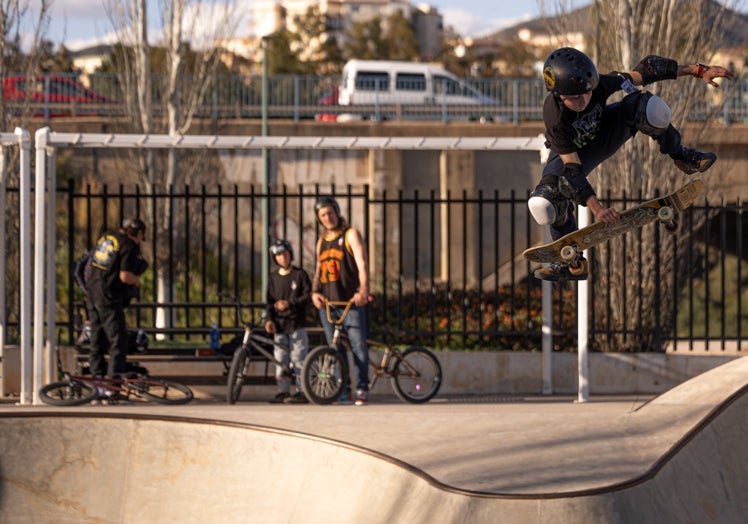 El malagueño cuenta con el apoyo de la tienda Disaster Street Wear y la marca de tablas Gorilla Grillz.