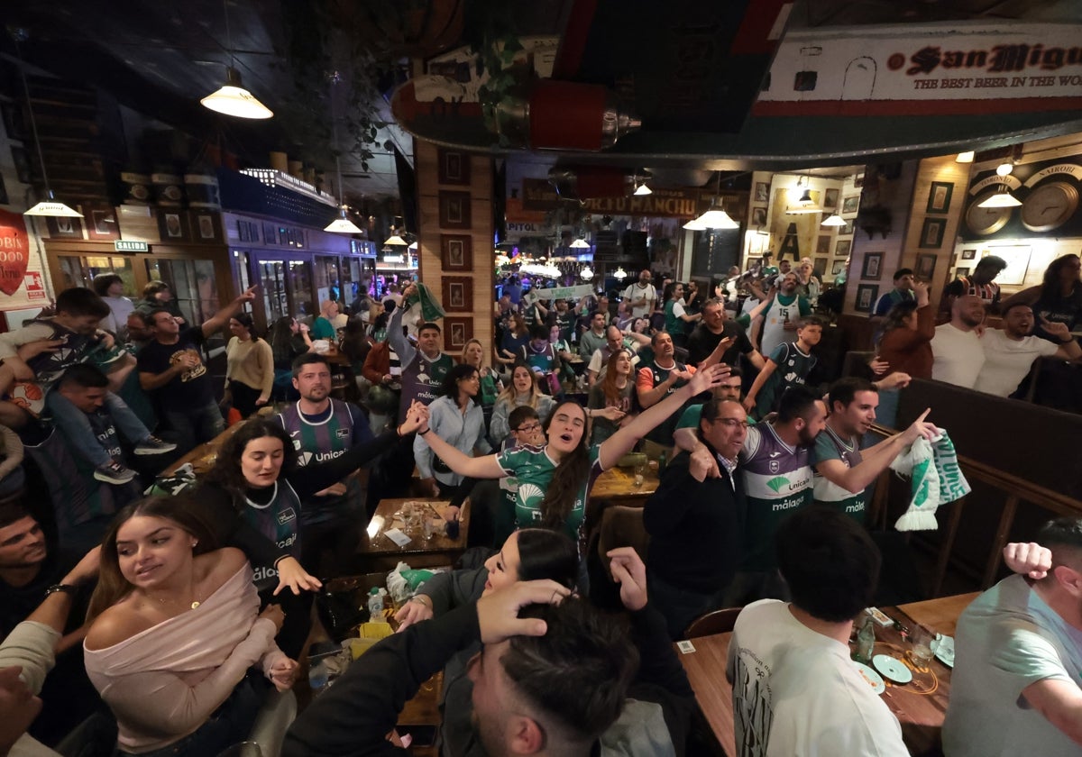 Los aficionados del Unicaja cantan el himno del equipo tras la victoria