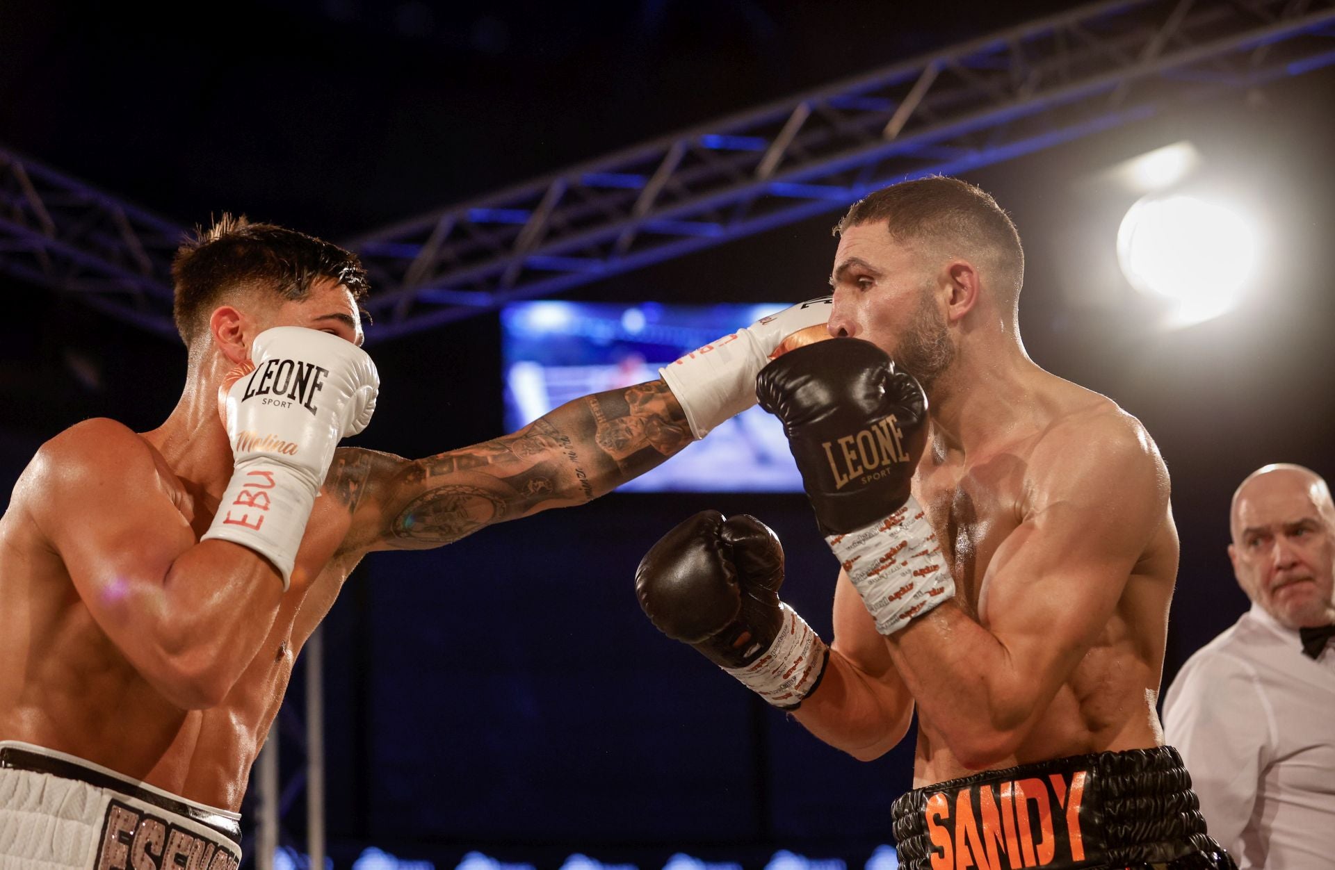 Samuel Molina se impone al galo Sandy Messaoud en una velada histórica