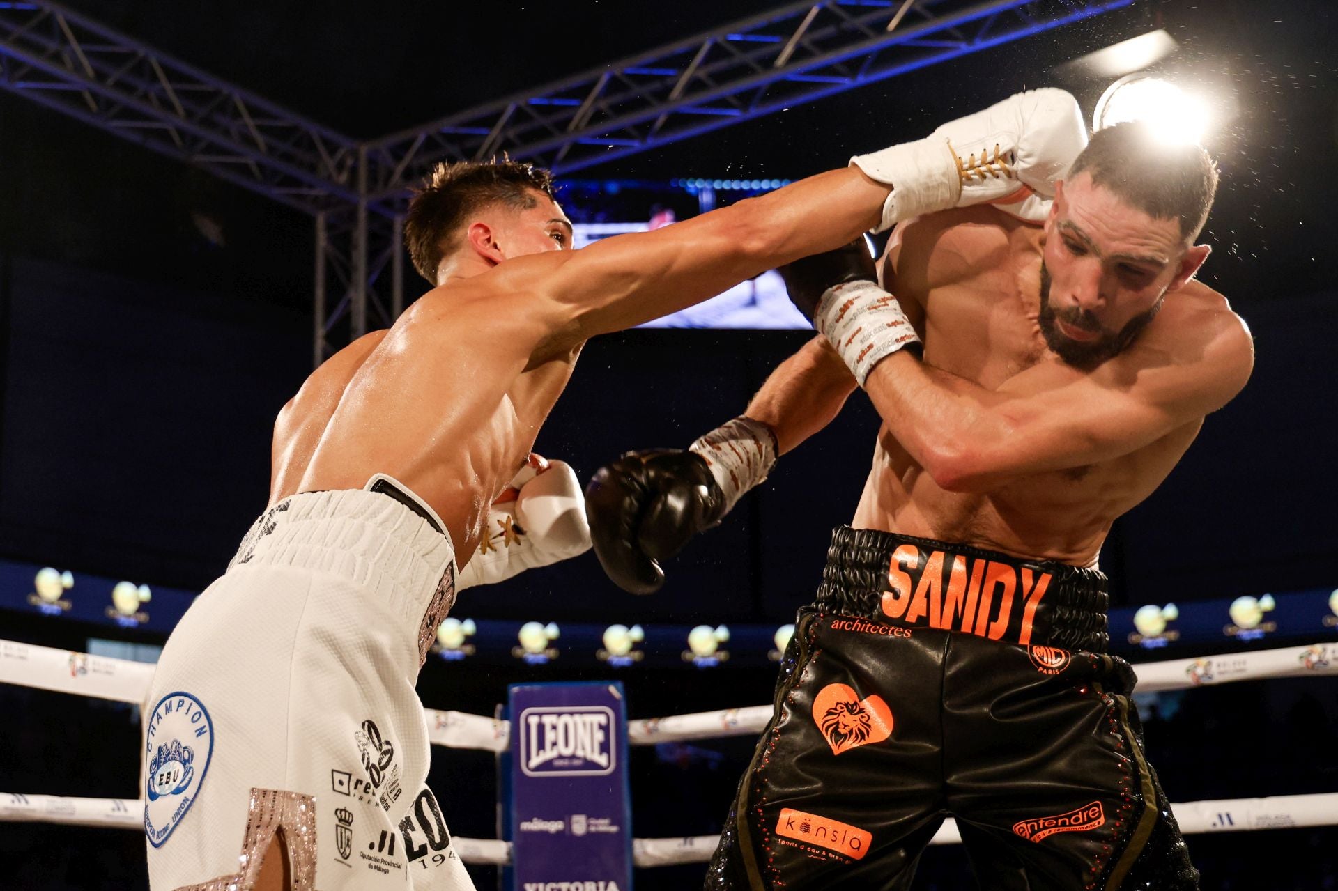 Samuel Molina se impone al galo Sandy Messaoud en una velada histórica