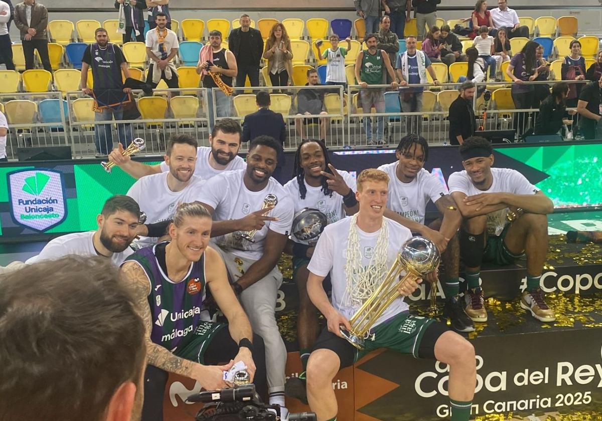 Los jugadores del Unicaja, con la Copa en Las Palmas.