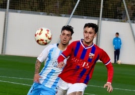 Una disputa entre Rafita y Andrés Navarro, en el Malagueño-Torre del Mar.