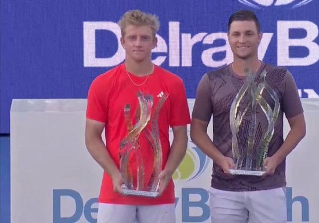 Alejandro Davidovich y Miomir Kecamnovic, con sus respectivos trofeos.