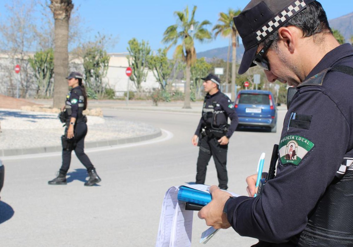 Agentes de la Policía Local de Mijas durante un control.