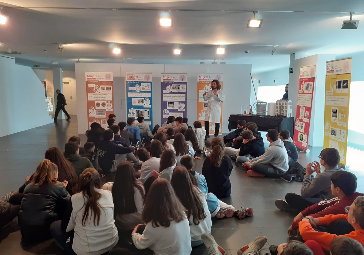 Alumnado de los IES José Navarro y Alba y Luis Barahona de Soto en la exposición.