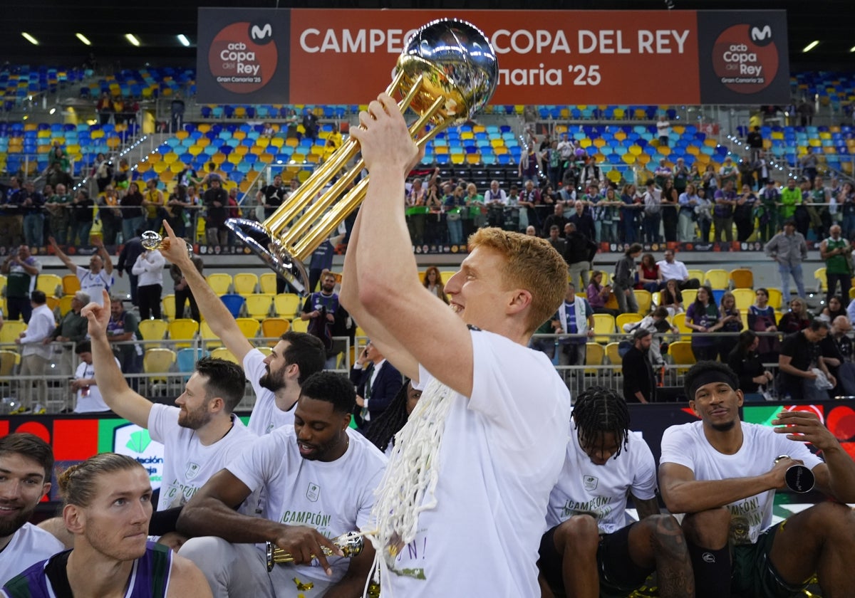 El capitán, con la Copa del Rey.