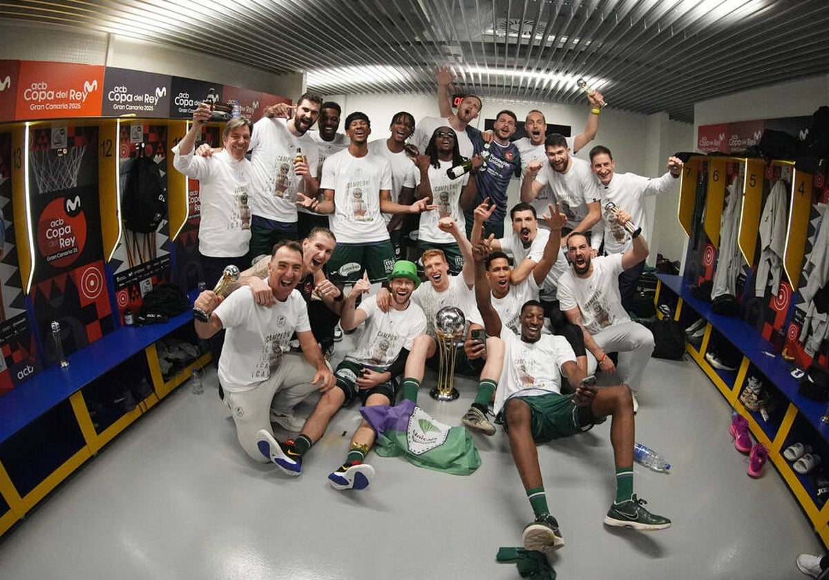 Los jugadores del Unicaja celebran el título de la Copa en el vestuario.