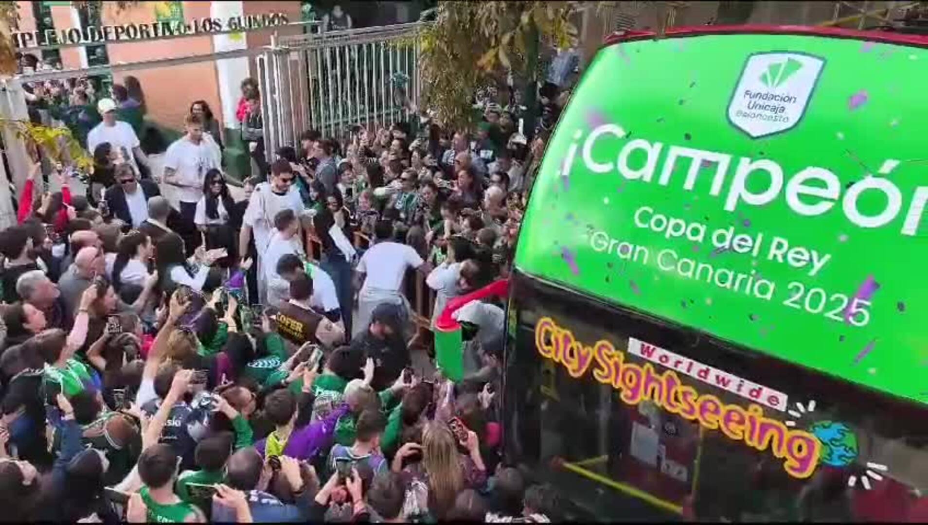 Los jugadores del Unicaja se suben al autobús de la celebración