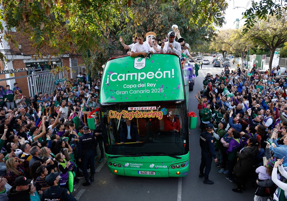 Imagen principal - Málaga vibra con los flamantes campeones de la Copa