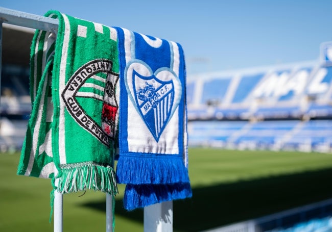 Las bufandas del Antequera y del Málaga en La Rosaleda.